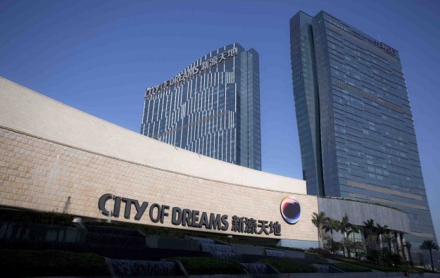 Melco Crown makes 4Q loss, declares special dividend