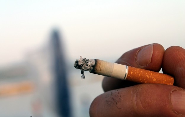 Labour group petitions against smoking lounges in Macau