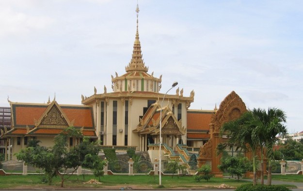 Cambodia cuts quarantine for select jabbed visitors