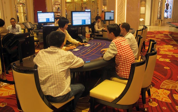 Gaming workers lobby Macau govt for 2017 pay hike